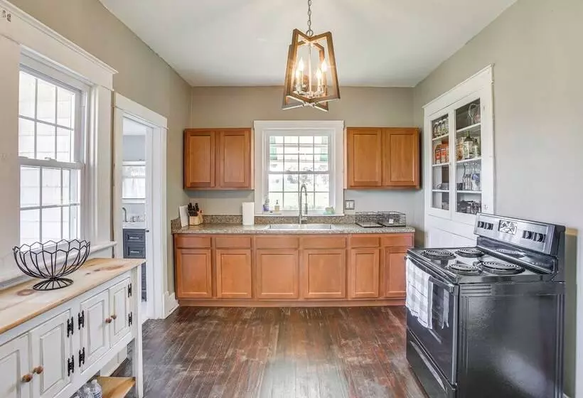 Tennessee Family Farmhouse On 2 Acres!