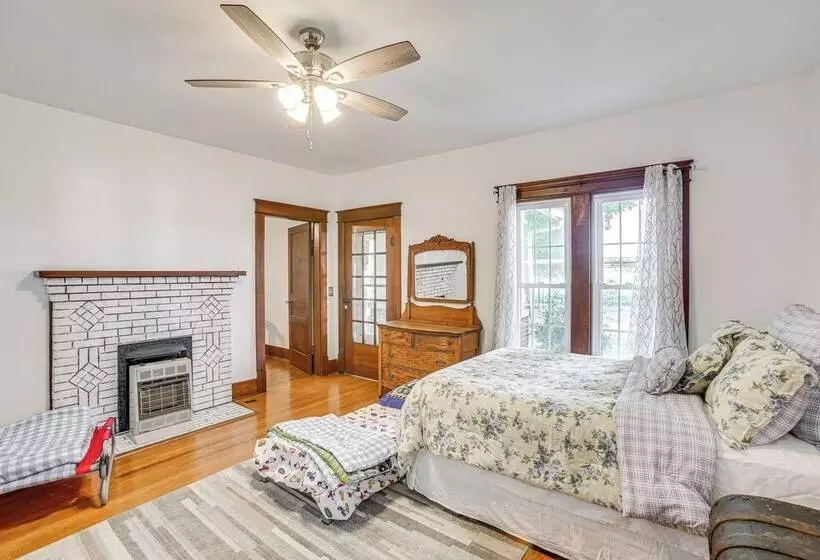Tennessee Family Farmhouse On 2 Acres!