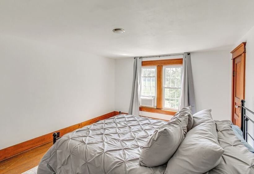 Tennessee Family Farmhouse On 2 Acres!