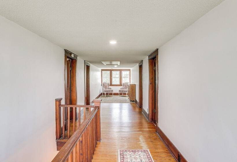 Tennessee Family Farmhouse On 2 Acres!