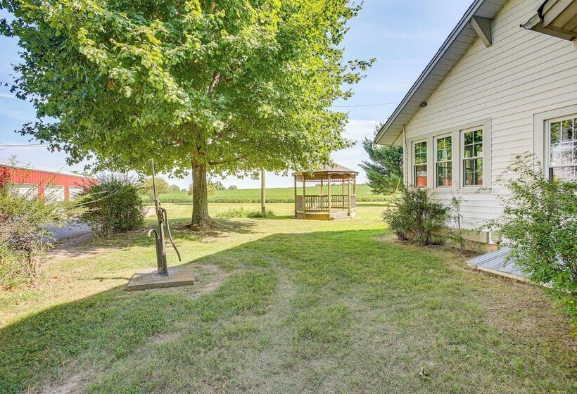 Tennessee Family Farmhouse On 2 Acres!