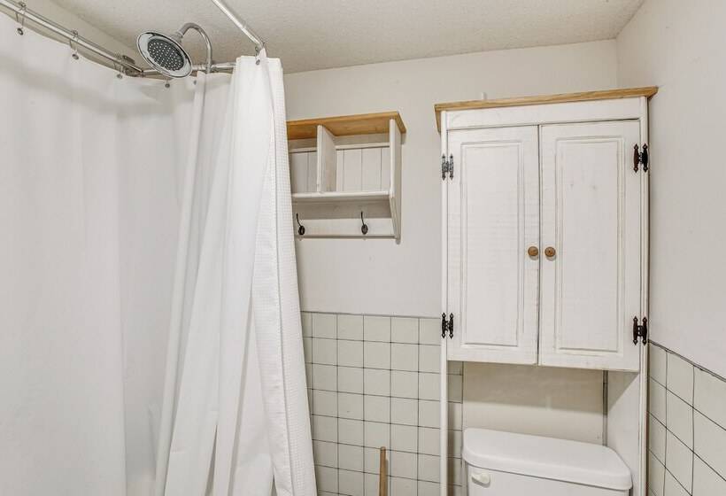 Tennessee Family Farmhouse On 2 Acres!