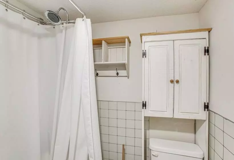 Tennessee Family Farmhouse On 2 Acres!
