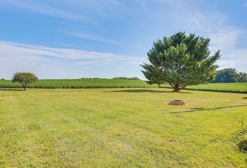 Tennessee Family Farmhouse On 2 Acres!