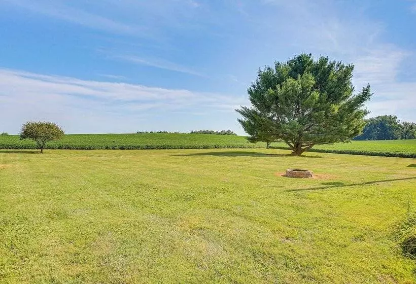 Tennessee Family Farmhouse On 2 Acres!