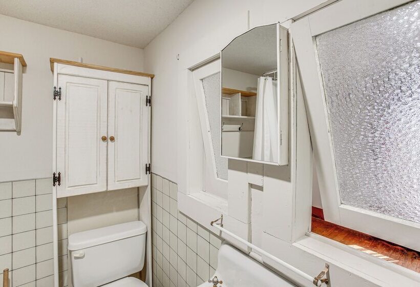 Tennessee Family Farmhouse On 2 Acres!