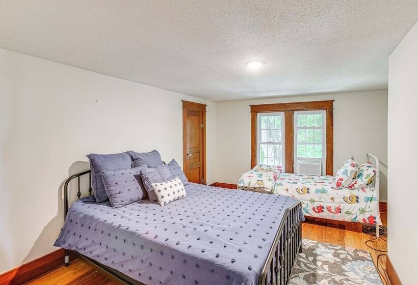 Tennessee Family Farmhouse On 2 Acres!