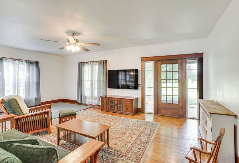 Tennessee Family Farmhouse On 2 Acres!