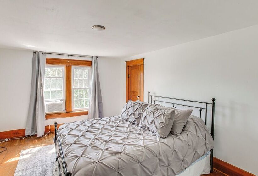 Tennessee Family Farmhouse On 2 Acres!