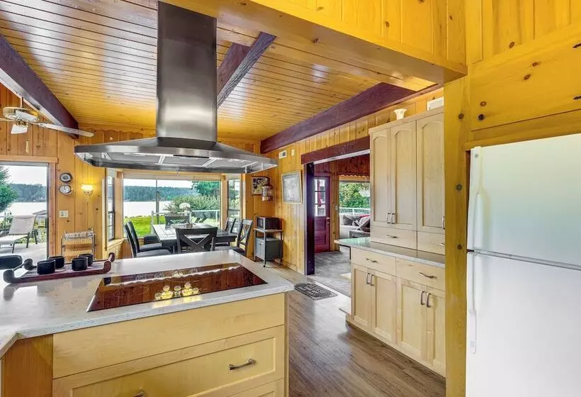 Waterfront Kingston Getaway: Beach Access On Site!