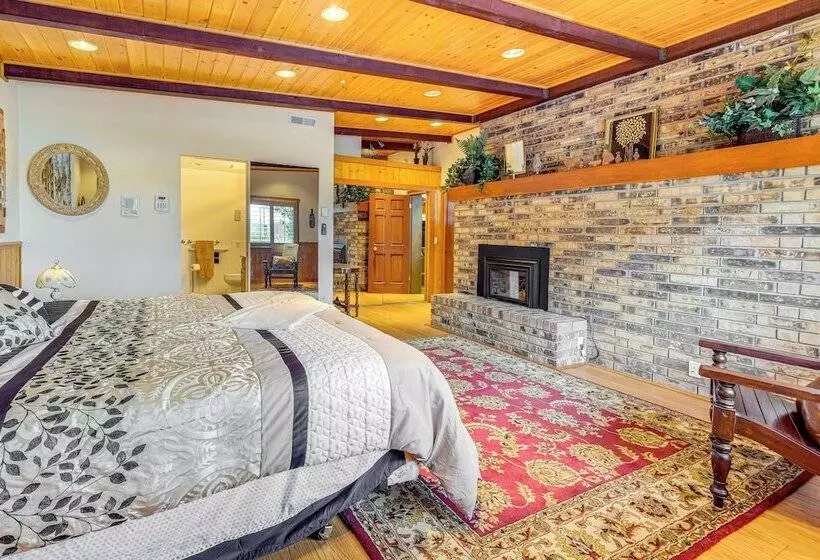 Waterfront Kingston Getaway: Beach Access On Site!