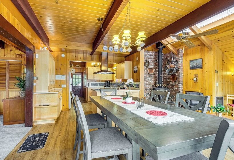 Waterfront Kingston Getaway: Beach Access On Site!