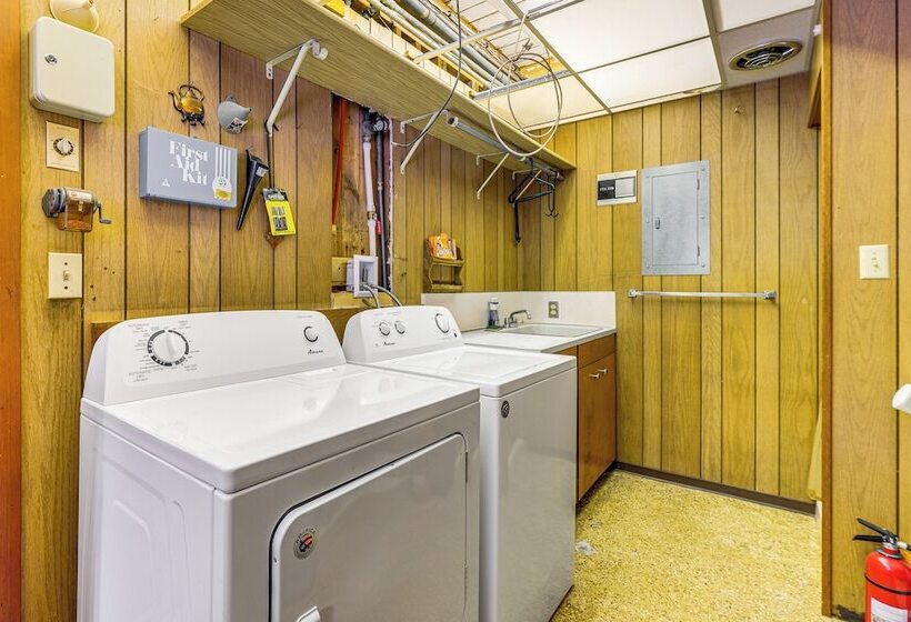 Waterfront Kingston Getaway: Beach Access On Site!