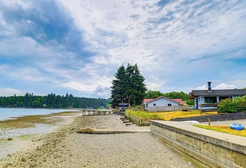 Waterfront Kingston Getaway: Beach Access On Site!