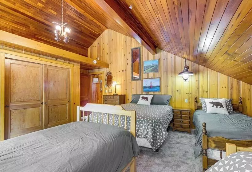 Waterfront Kingston Getaway: Beach Access On Site!