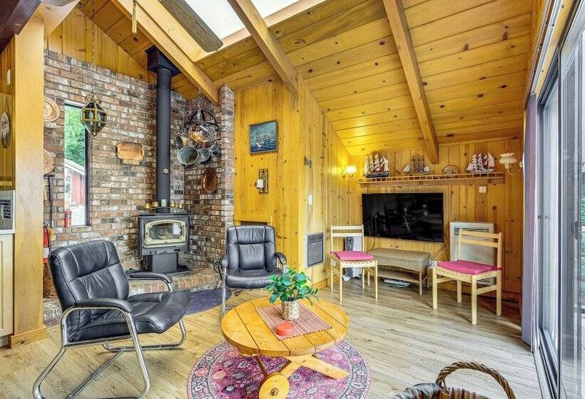 Waterfront Kingston Getaway: Beach Access On Site!