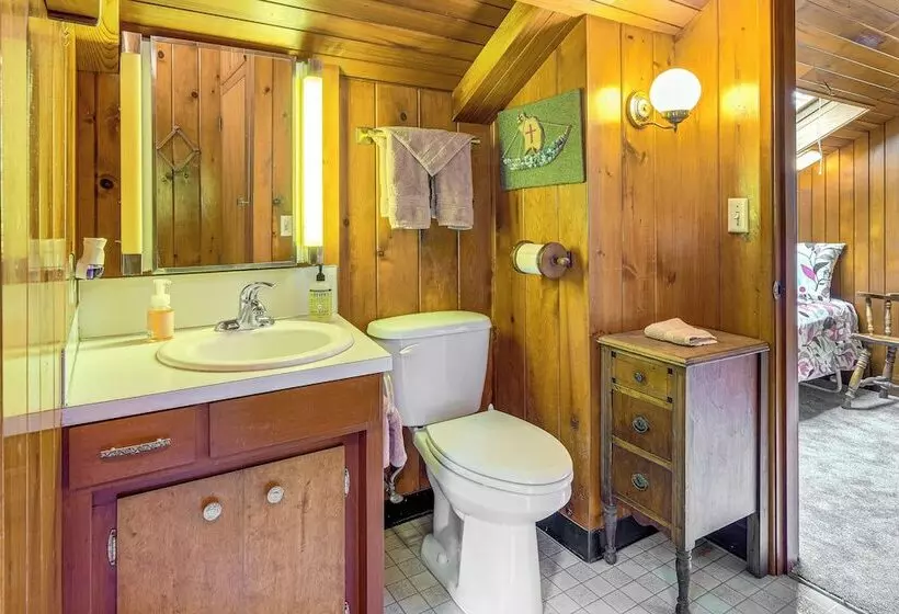 Waterfront Kingston Getaway: Beach Access On Site!