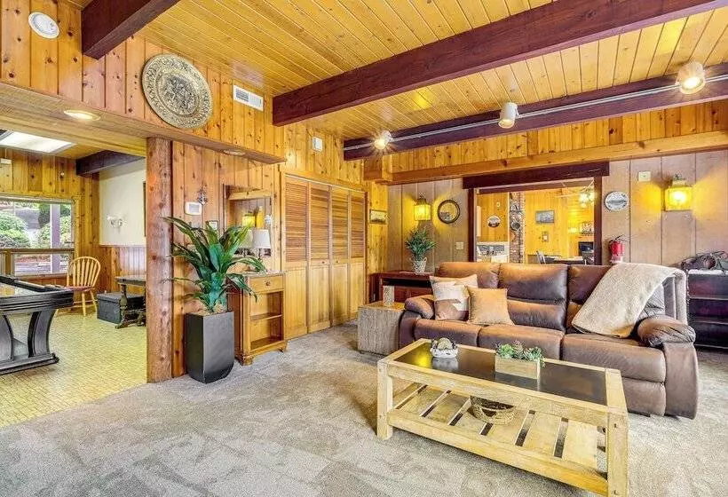 Waterfront Kingston Getaway: Beach Access On Site!