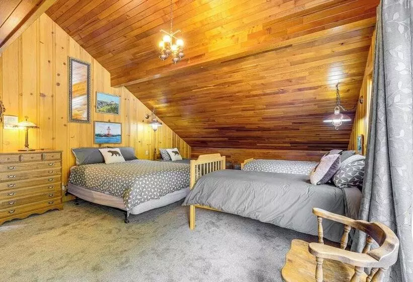 Waterfront Kingston Getaway: Beach Access On Site!