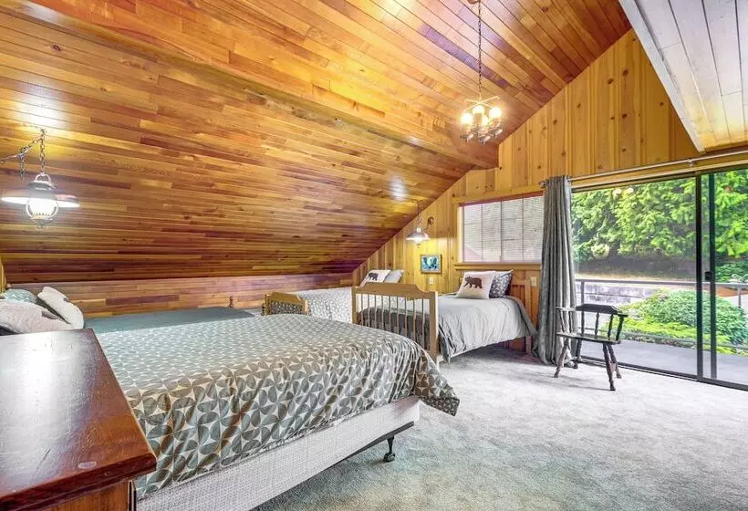 Waterfront Kingston Getaway: Beach Access On Site!