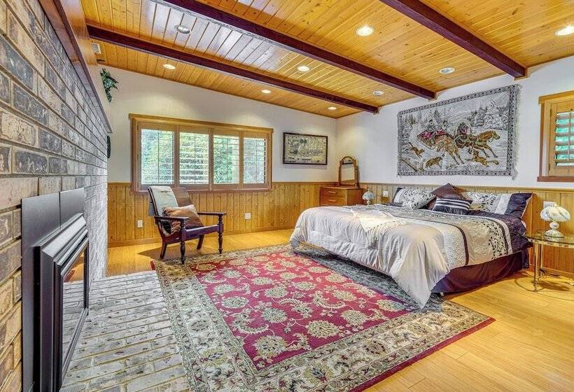 Waterfront Kingston Getaway: Beach Access On Site!