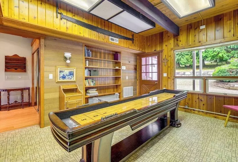 Waterfront Kingston Getaway: Beach Access On Site!