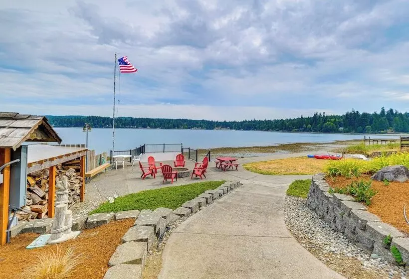 Waterfront Kingston Getaway: Beach Access On Site!