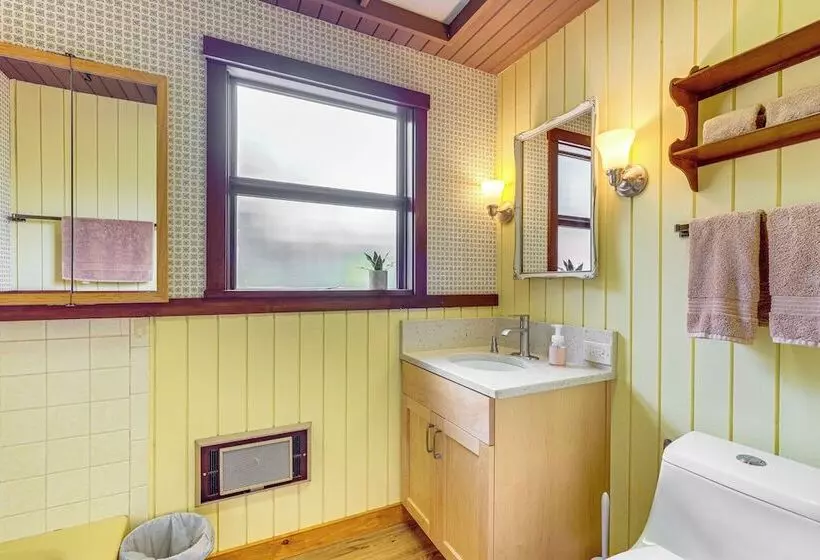 Waterfront Kingston Getaway: Beach Access On Site!