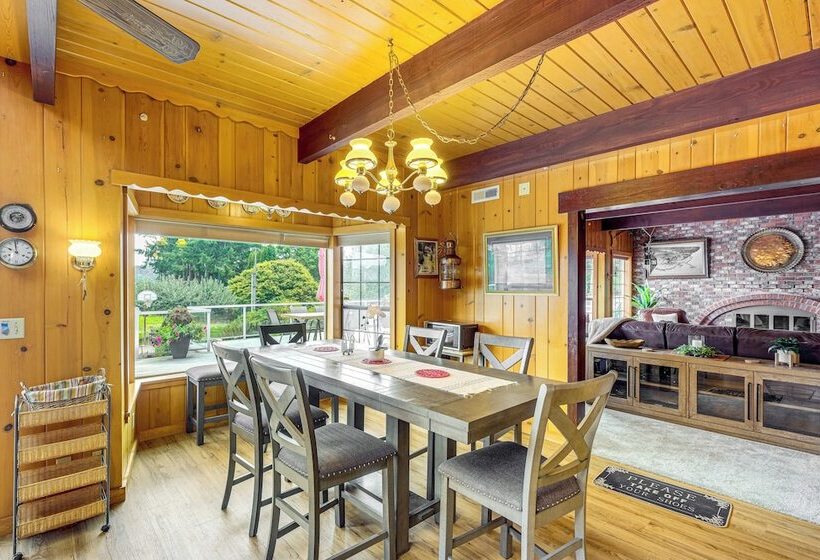 Waterfront Kingston Getaway: Beach Access On Site!