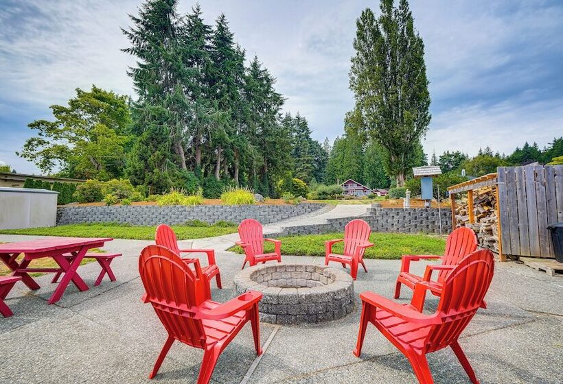 Waterfront Kingston Getaway: Beach Access On Site!