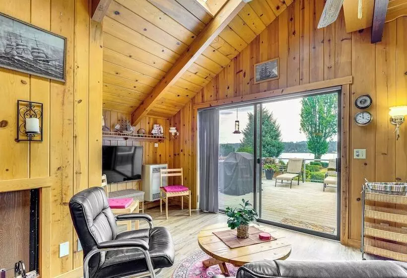 Waterfront Kingston Getaway: Beach Access On Site!