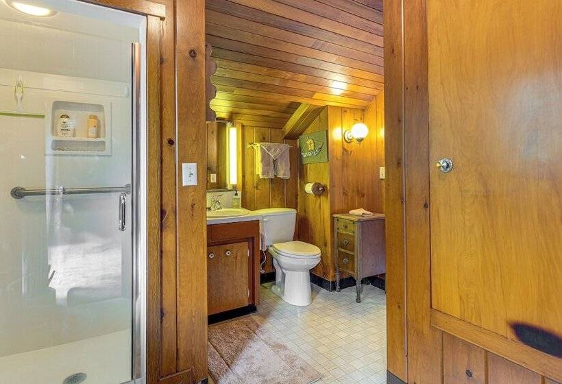 Waterfront Kingston Getaway: Beach Access On Site!