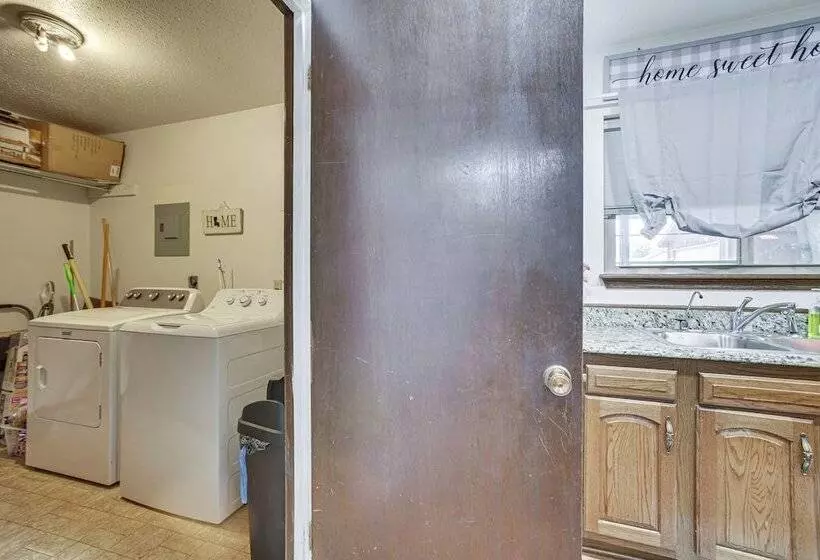 30 Mi To The Big Easy: Laplace Home W/ Backyard!