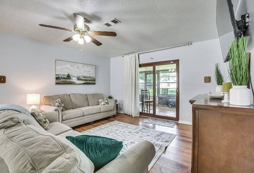 30 Mi To The Big Easy: Laplace Home W/ Backyard!