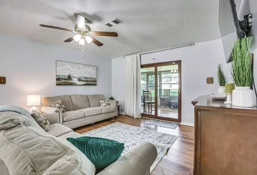 30 Mi To The Big Easy: Laplace Home W/ Backyard!