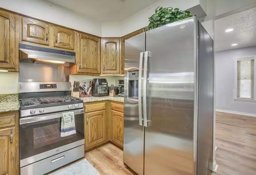 30 Mi To The Big Easy: Laplace Home W/ Backyard!