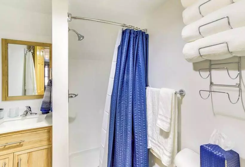 All Season Seney Home W/ Private Yard & Fire Pit!