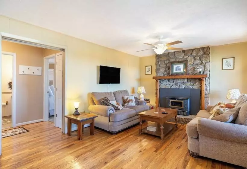 Ash Vale By Avantstay Spacious Deck W/ Views, Ping Pong Table