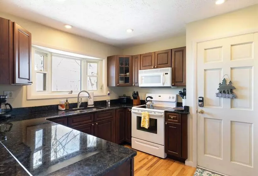 Ash Vale By Avantstay Spacious Deck W/ Views, Ping Pong Table