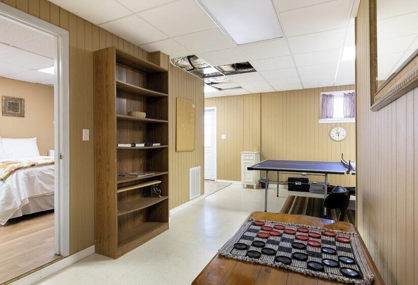 Ash Vale By Avantstay Spacious Deck W/ Views, Ping Pong Table