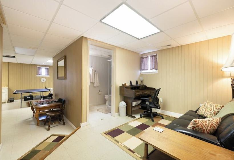 Ash Vale By Avantstay Spacious Deck W/ Views, Ping Pong Table