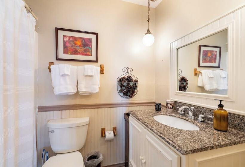 Ash Vale By Avantstay Spacious Deck W/ Views, Ping Pong Table