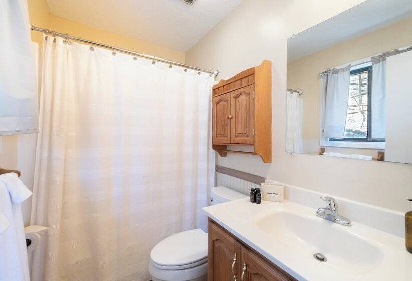 Ash Vale By Avantstay Spacious Deck W/ Views, Ping Pong Table