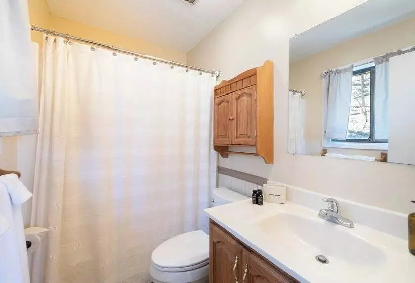 Ash Vale By Avantstay Spacious Deck W/ Views, Ping Pong Table