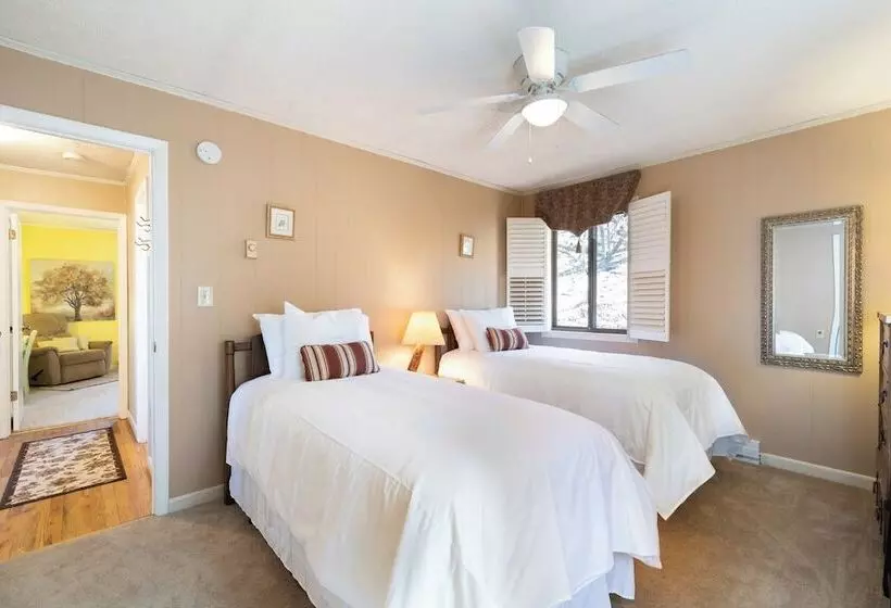 Ash Vale By Avantstay Spacious Deck W/ Views, Ping Pong Table