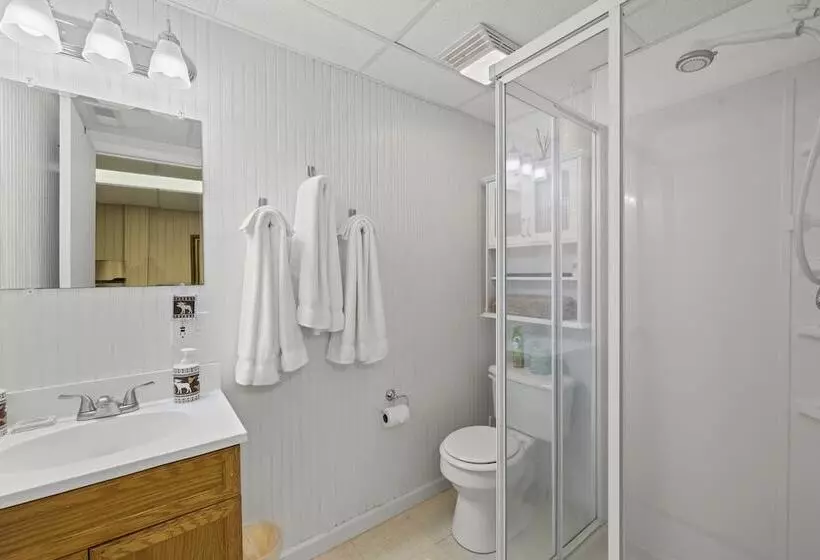 Ash Vale By Avantstay Spacious Deck W/ Views, Ping Pong Table