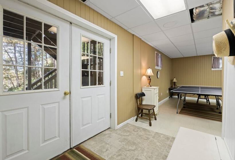 Ash Vale By Avantstay Spacious Deck W/ Views, Ping Pong Table