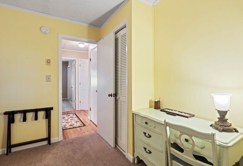 Ash Vale By Avantstay Spacious Deck W/ Views, Ping Pong Table