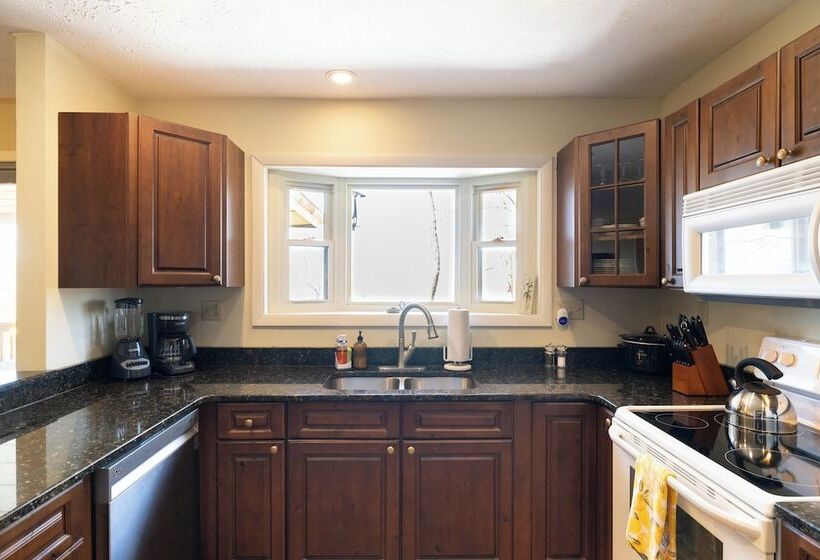 Ash Vale By Avantstay Spacious Deck W/ Views, Ping Pong Table