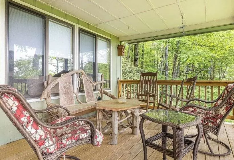 Ash Vale By Avantstay Spacious Deck W/ Views, Ping Pong Table